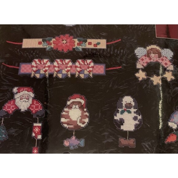 Plastic Canvas cross stitch Christmas Jewelry Ensemble Kit Santa Cat pin USA - Picture 1 of 8